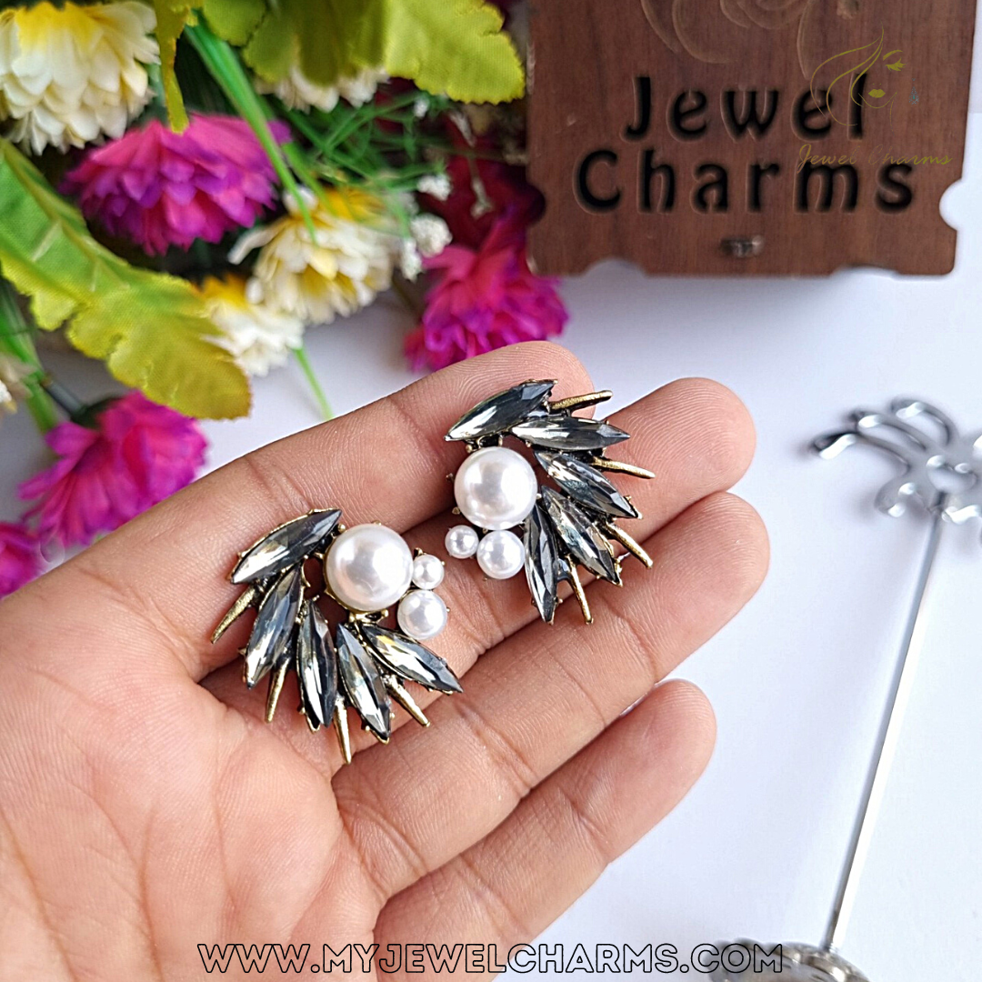 Tri Pearl Hedge Studs Gray